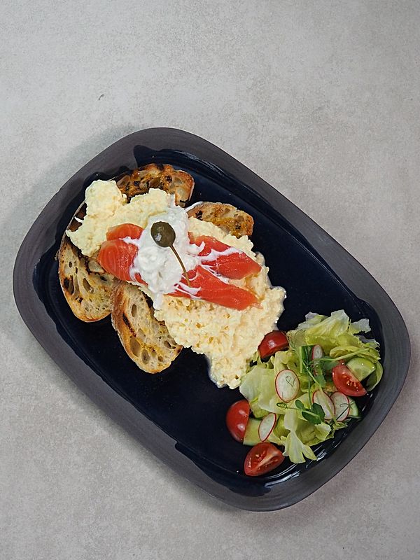 Скрамбл с лососем, страчателлой и гренками