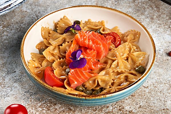 Фарфалле с лососем