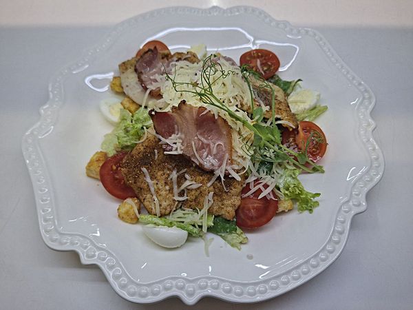 Салат Цезарь с курицей и беконом