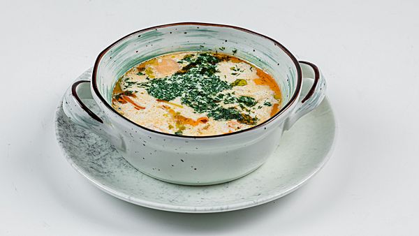 Уха финская с лососем, мидиями и луком -пореем