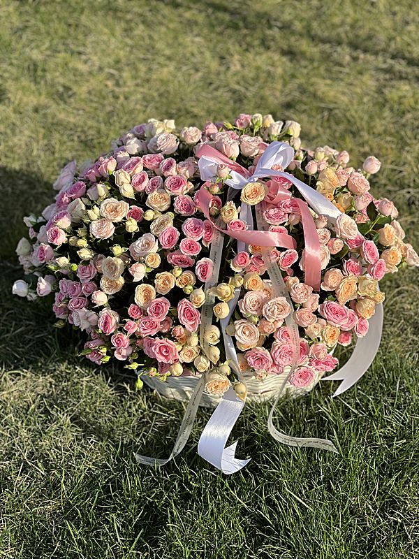 85 кустовых роз в корзине