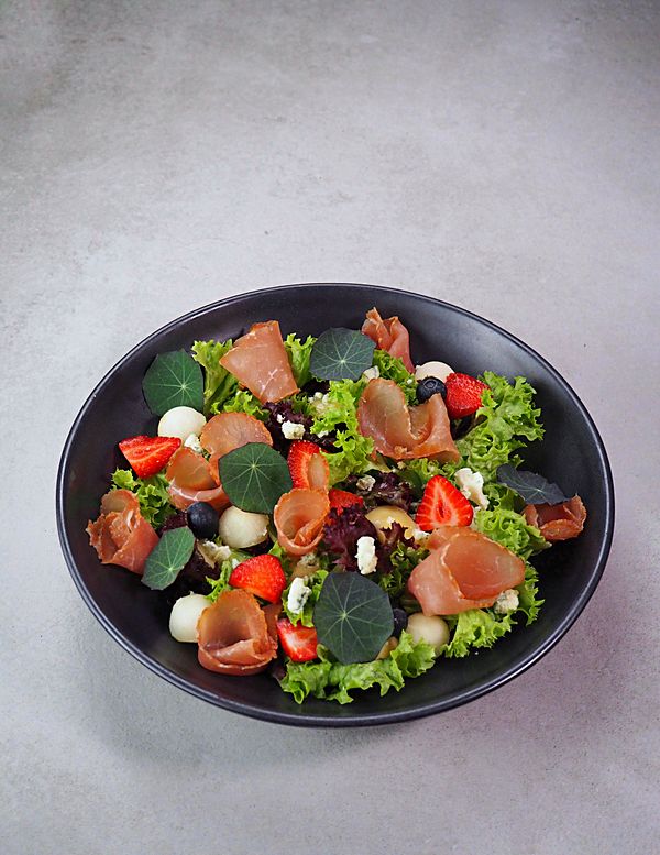 С пармсĸой ветчиной и клубникой