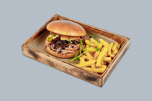 Бургер с томленой говяжьей щекой