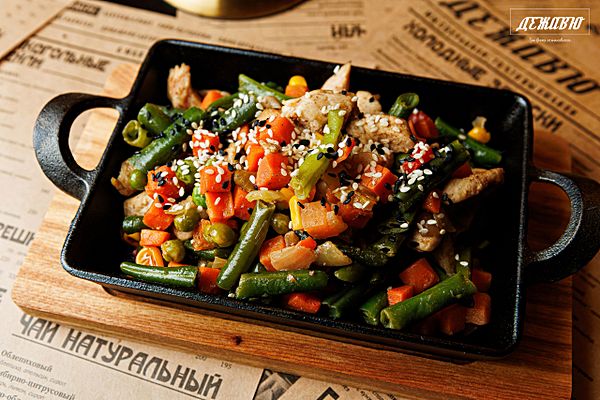 Горячая сковорода с куриной грудкой и миксом овощей