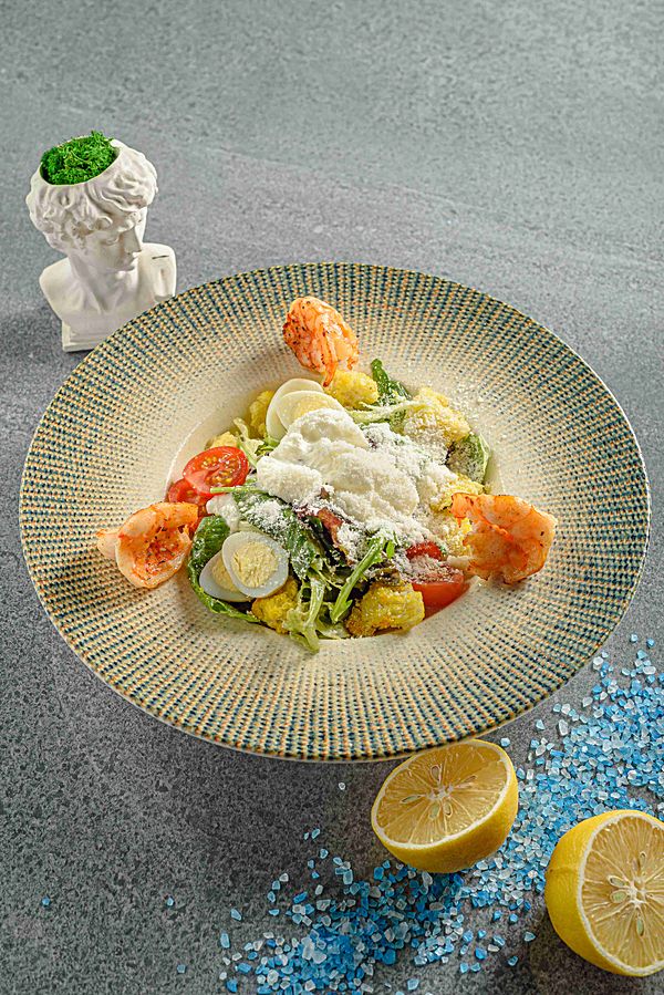 Цезарь с креветками и эспумой из домашнего майонеза