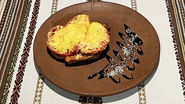 Свинина запеченная с помидорами и сыром