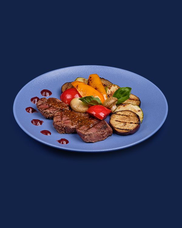 Медальоны из телятины с овощами гриль