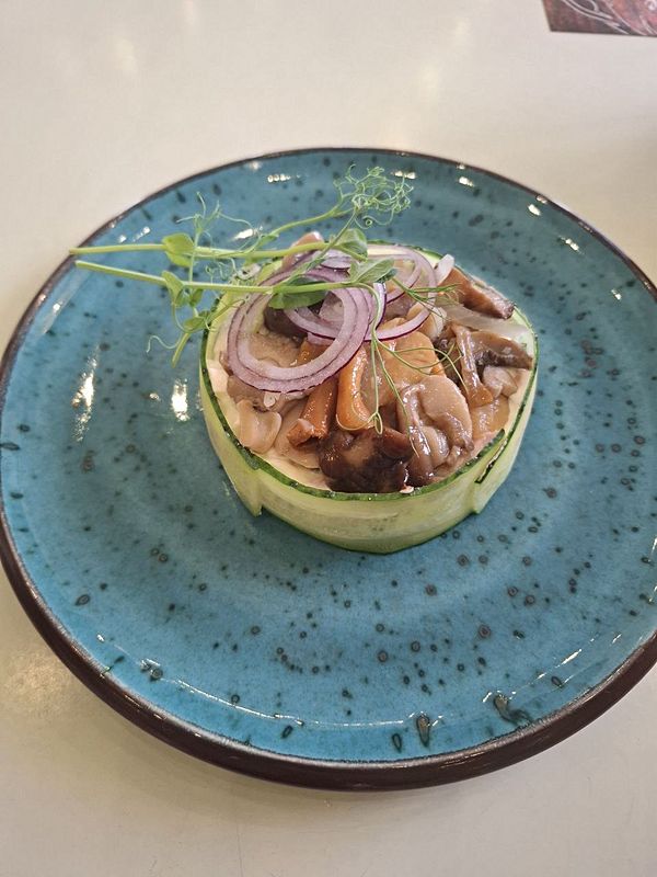 Салат с маринованными грибами