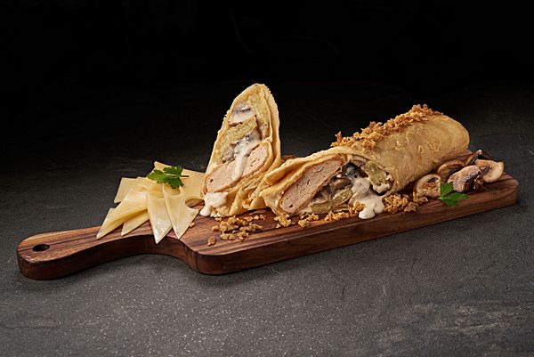 Чикен-ролл с сырным соусом