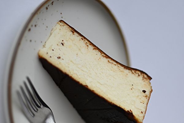 Чизкейк Сан-Себастьян с соленой карамелью