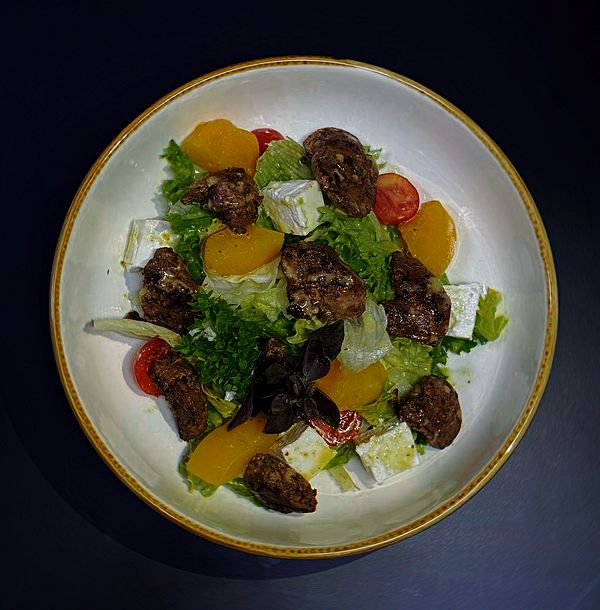 Салат с куриной печенью и манго