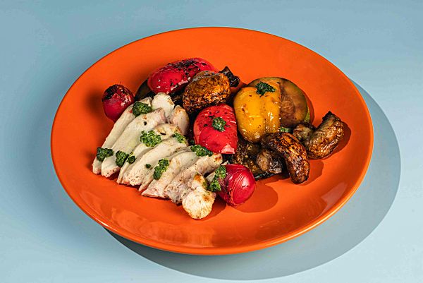 Куриная грудка су-вид с овощами гриль и соусом песто