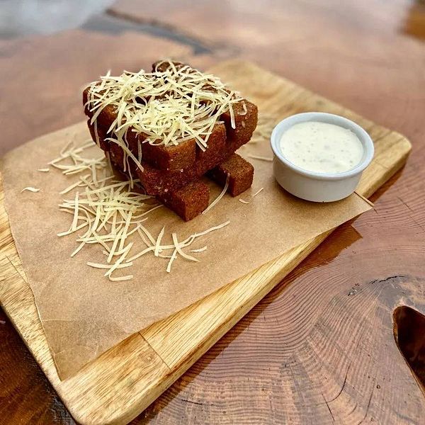 Гренки чесночные с пармезаном и белым соусом