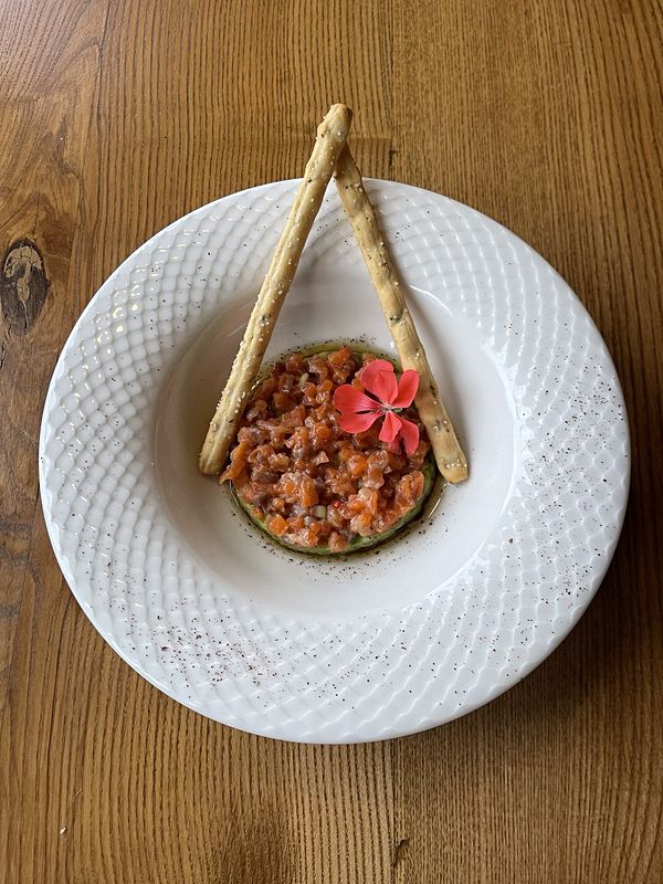 Тар-тар из лосося с огурцом и гуакамоле