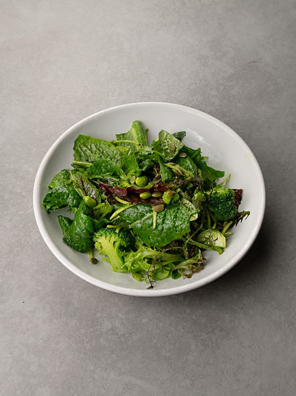 Зелёный салат с брокколи, эдамаме, яблоком и сельдереем