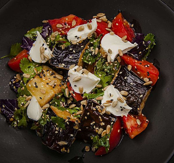 Салат из хрустящего баклажана с адыгейским сыром