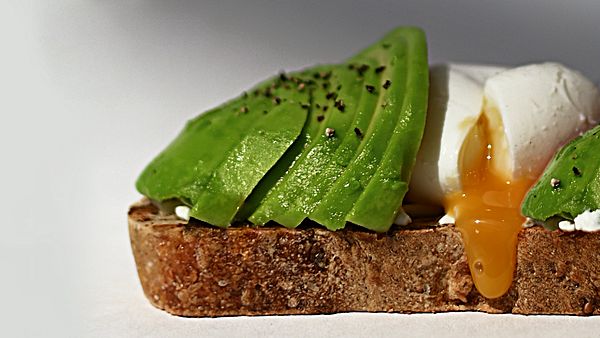 Авокадо-тост с яйцом пашот