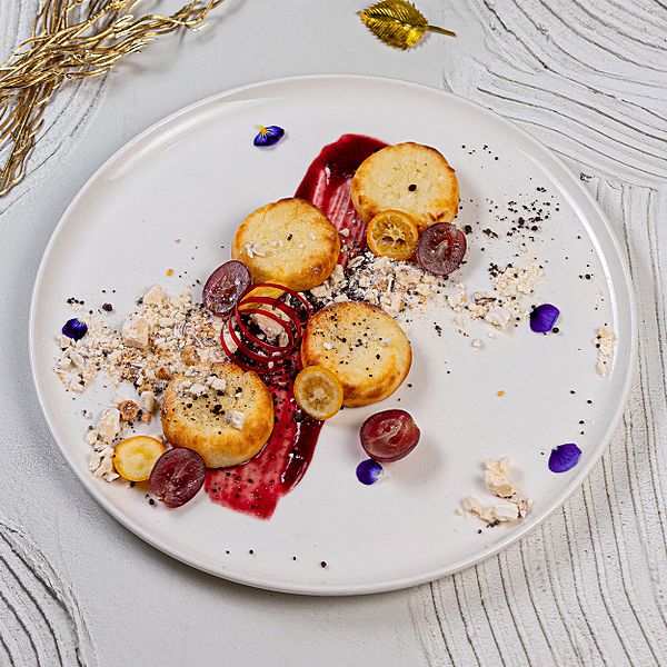 Творожные сырники с ягодным соусом