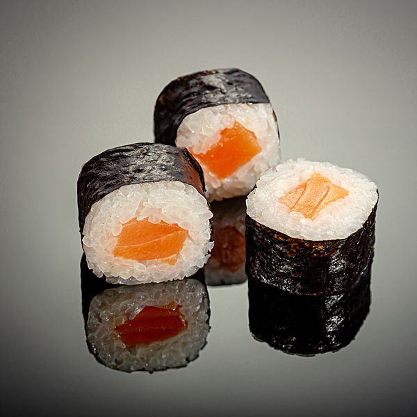 Маки с лососем