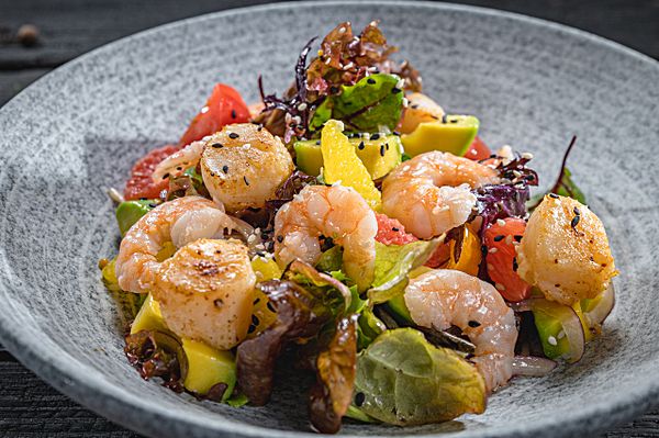 Салат с гребешком и креветками