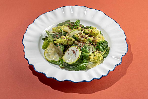 Большой зеленый салат с соусом маракуйя