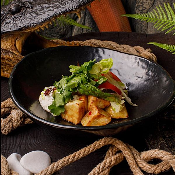 Салат с хрустящими баклажанами и сыром страчателла