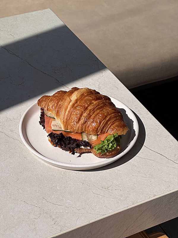 Круассан с лососем