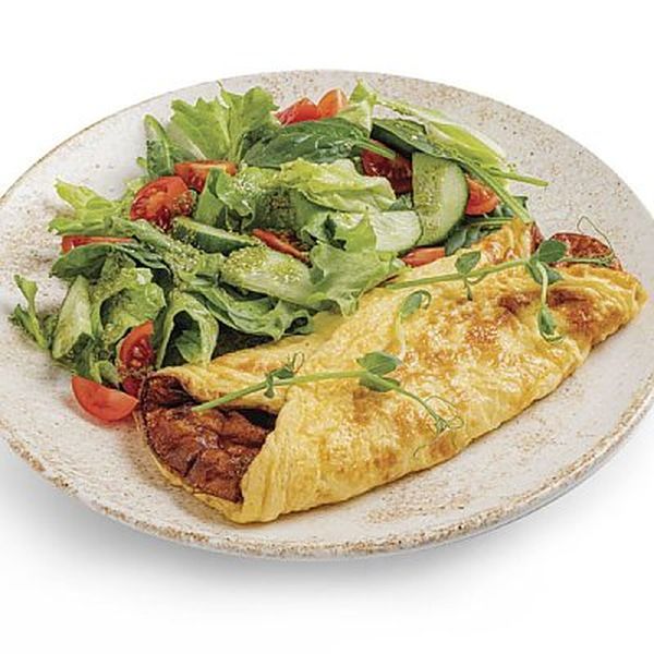 Омлет со свежими овощами и тостами