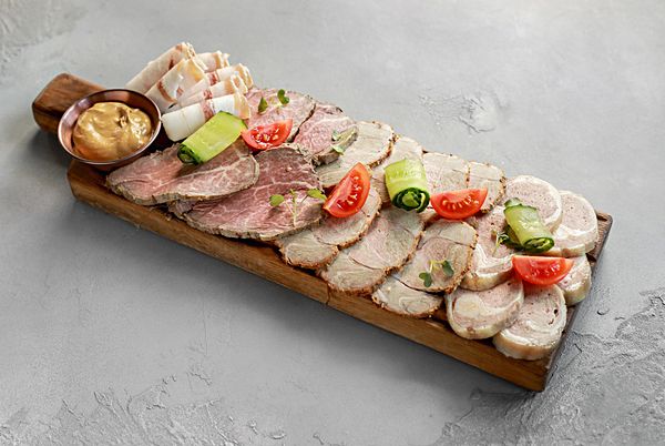 Ассорти мясных деликатесов