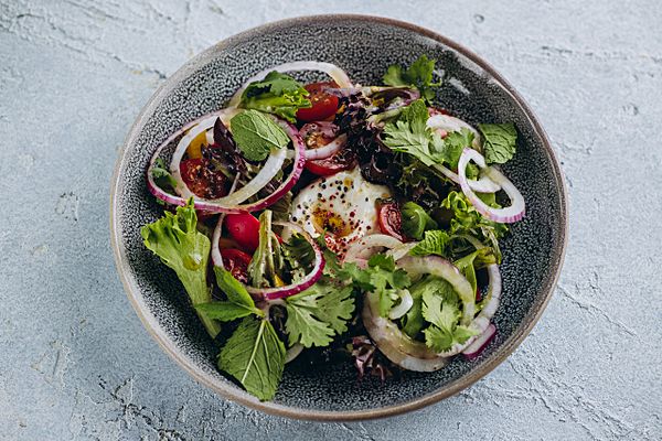 Салат с овощами и сербской брынзой