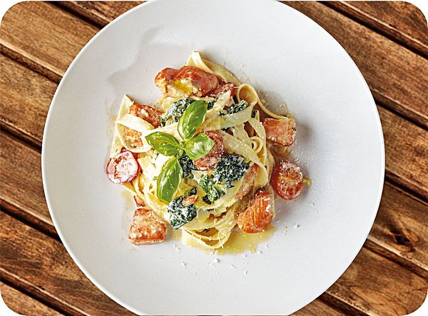 Фетучини с лососем и шпинатом