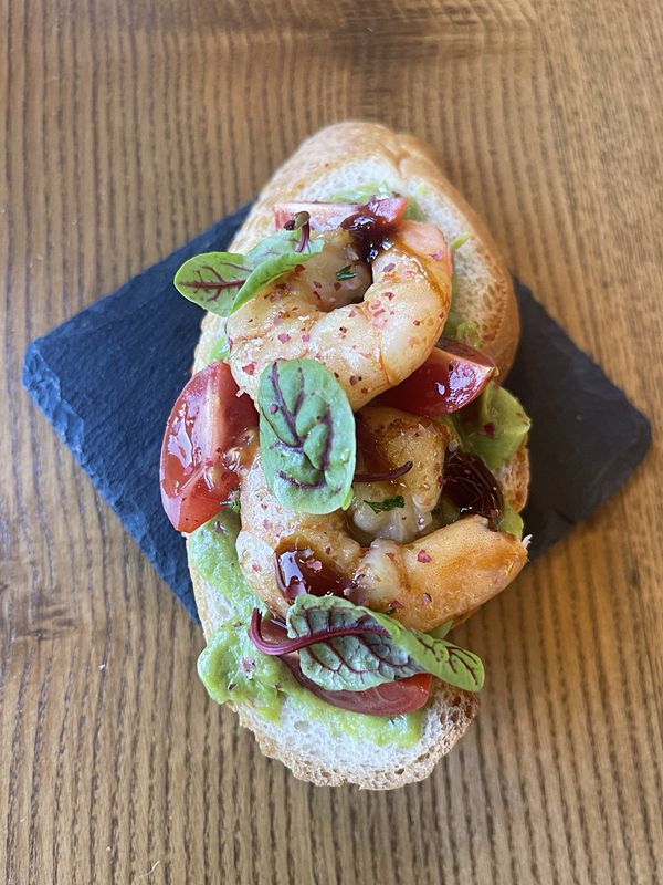 С креветкой, рукколой и соусом айоли