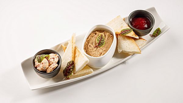 Паштет с маслом из вяленых томатов, смородиновым соусом