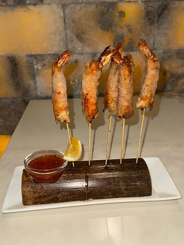 Жареные тигровые креветки в рисовой бумаге с кисло-сладким соусом чили