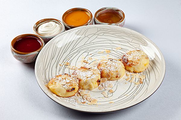 Сырники из фермерского творога с ягодами годжи