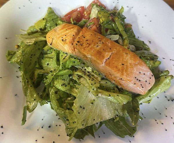 Салат со стейком лосося