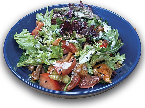 Салат с лососем и битыми огурцами