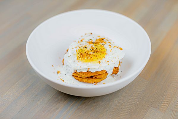 Драники с форелью и жареным яйцом