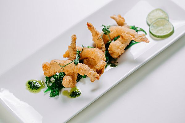Креветки темпура с соусом спайси и чукой