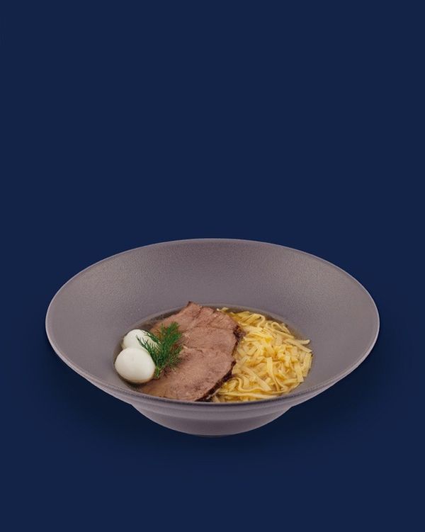 Бульон с телятиной, лапшой и перепелиным яйцом