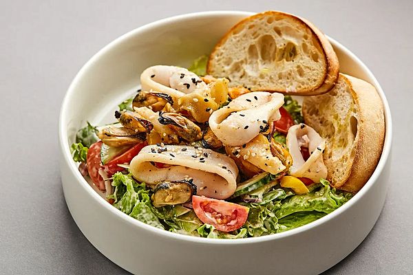 Тёплый салат с морепродуктами