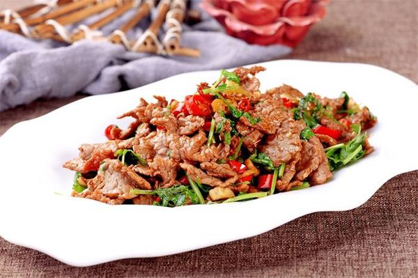 Приготовление желтого говядиного стейк в смазанке