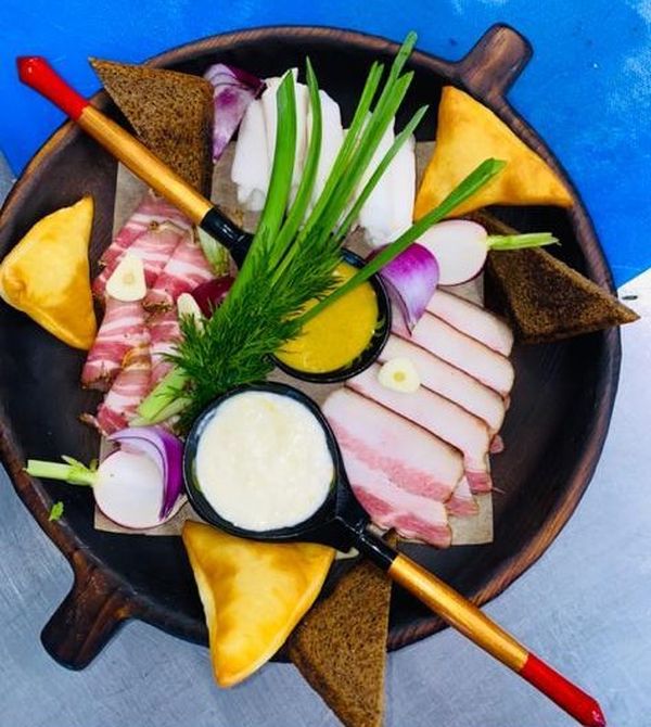 Сало трех видов с горчицей и сливочным хреном