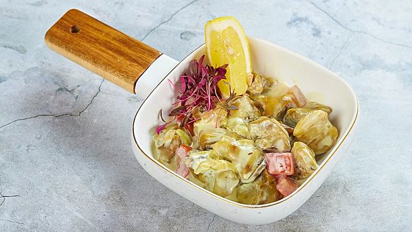 Черноморская рапана с томатами в сливочном соусе