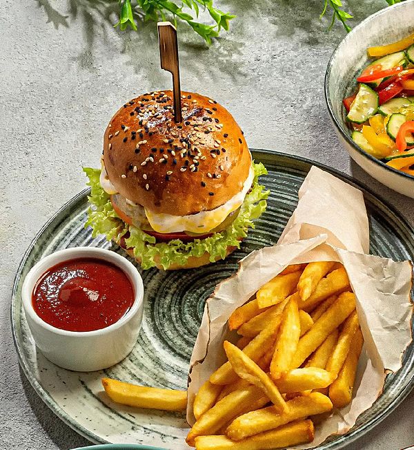 Мини Бургер с котлетой из цыпленка, и картофелем фри