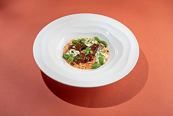 Орзо с томлеными говяжьими щечками и страчателлой
