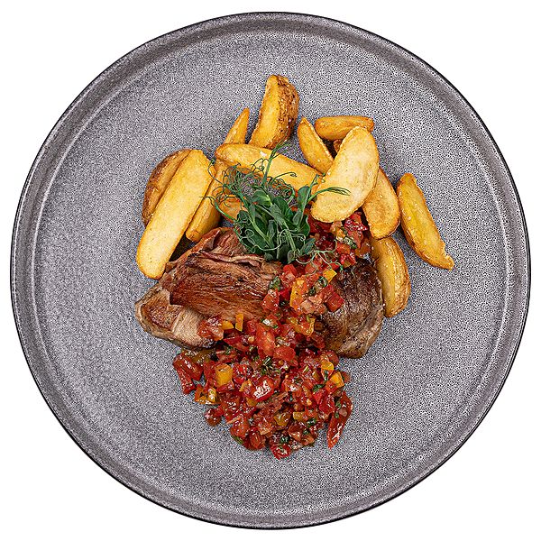 Свиное филе в беконе с овощной сальсой