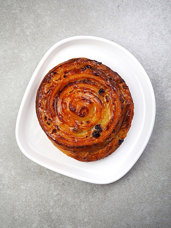 Улитка с заварным кремом и изюмом