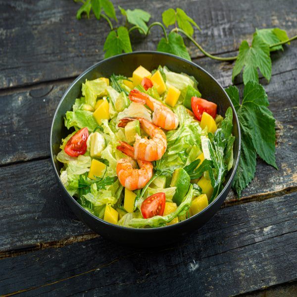 Салат с креветкой и манго