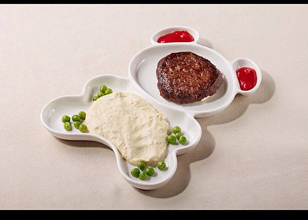 Мишка с говяжьей котлетой и картофельным пюре